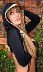 Hooded Shrug Black/Gold