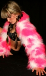 FurShrug Wht/PinkCam